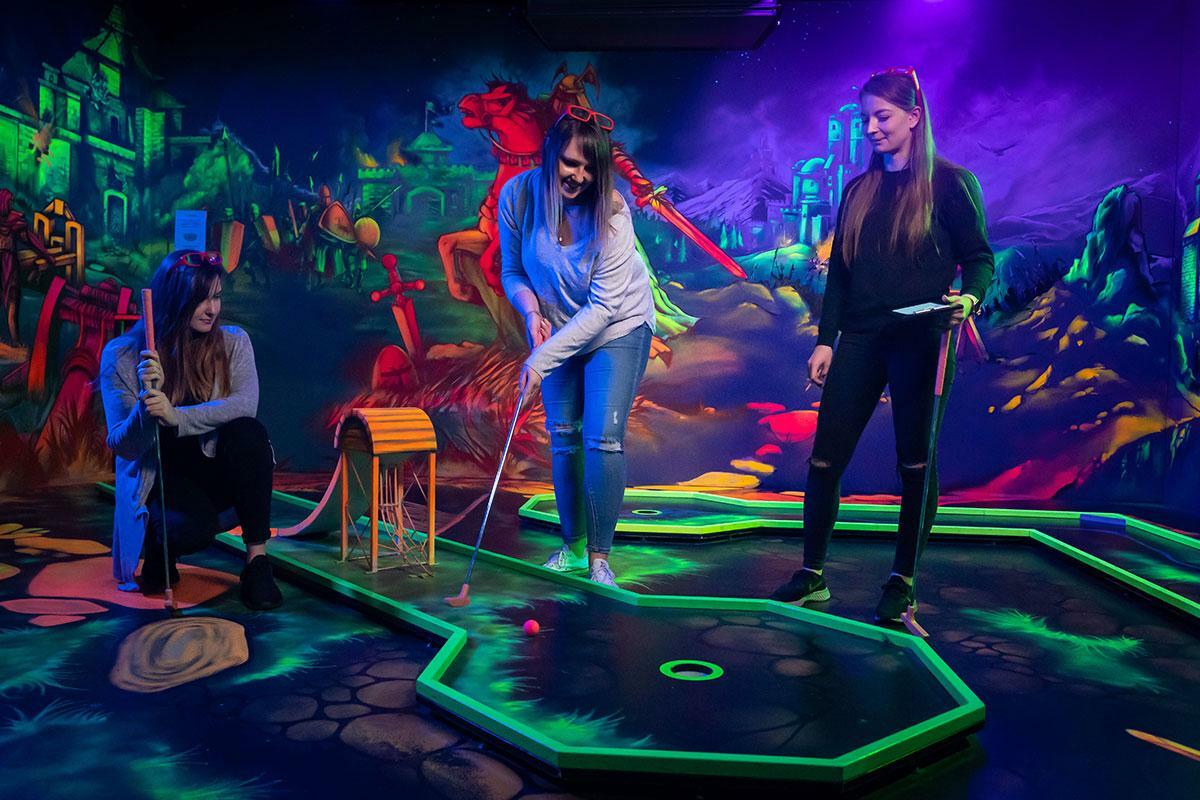 GlowZone: New Black Light Mini Golf Attraction in Essen